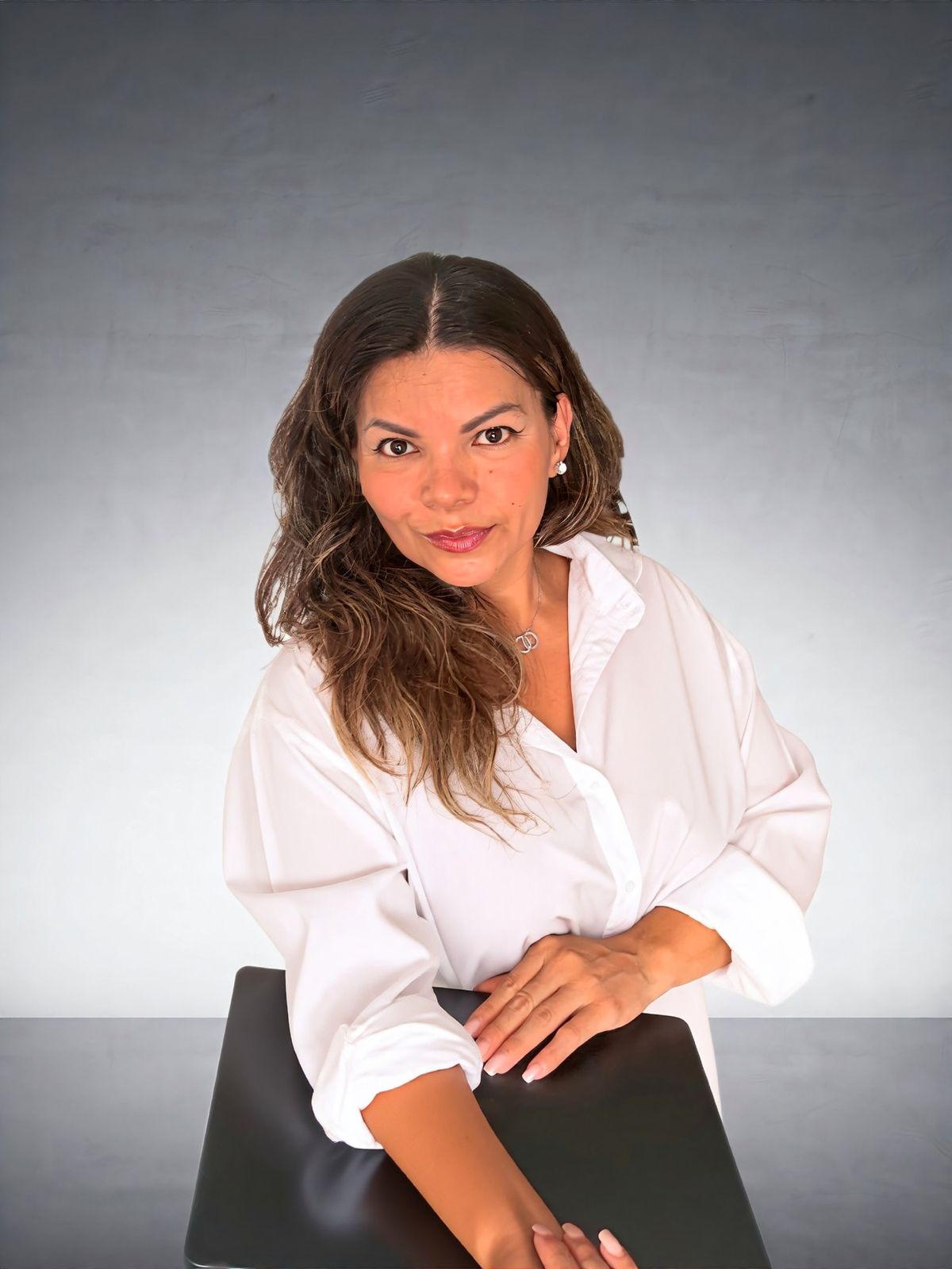 Nuria García con camisa blanca, retrato profesional de dirección de eventos