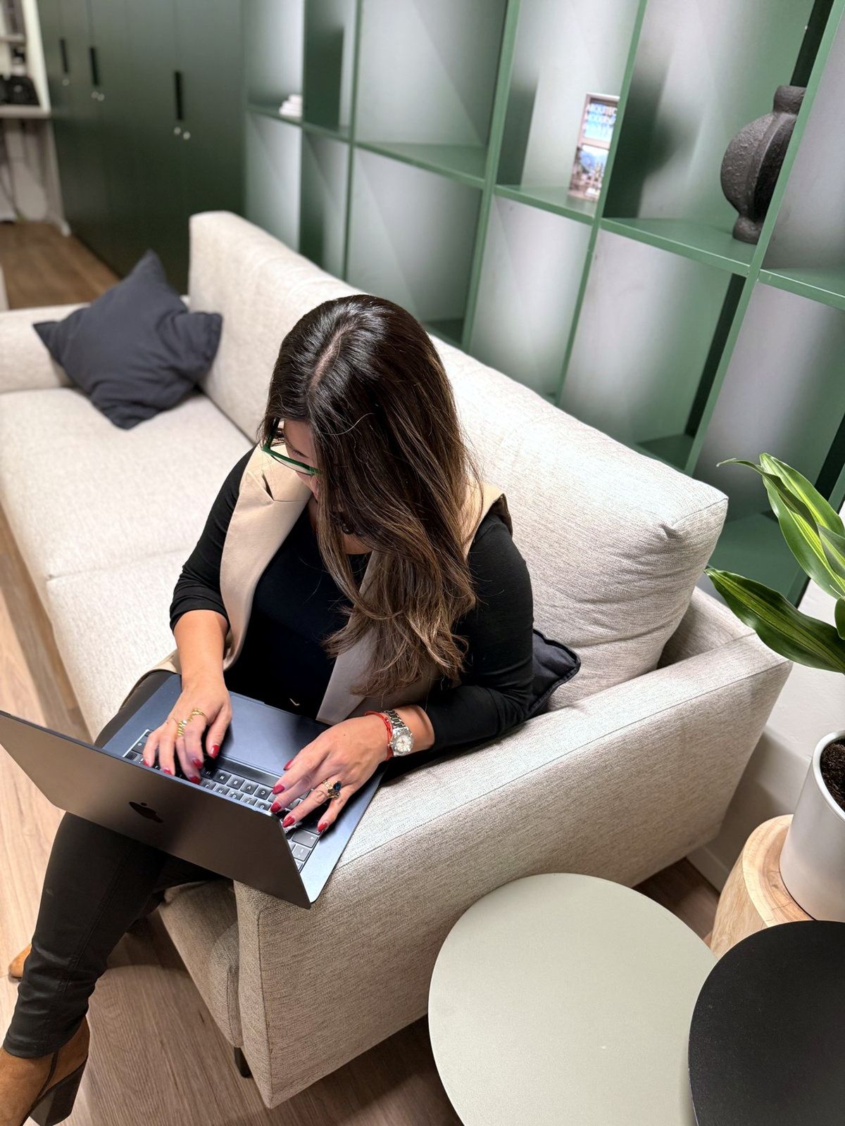 Nuria García coordinando un evento desde un espacio de coworking