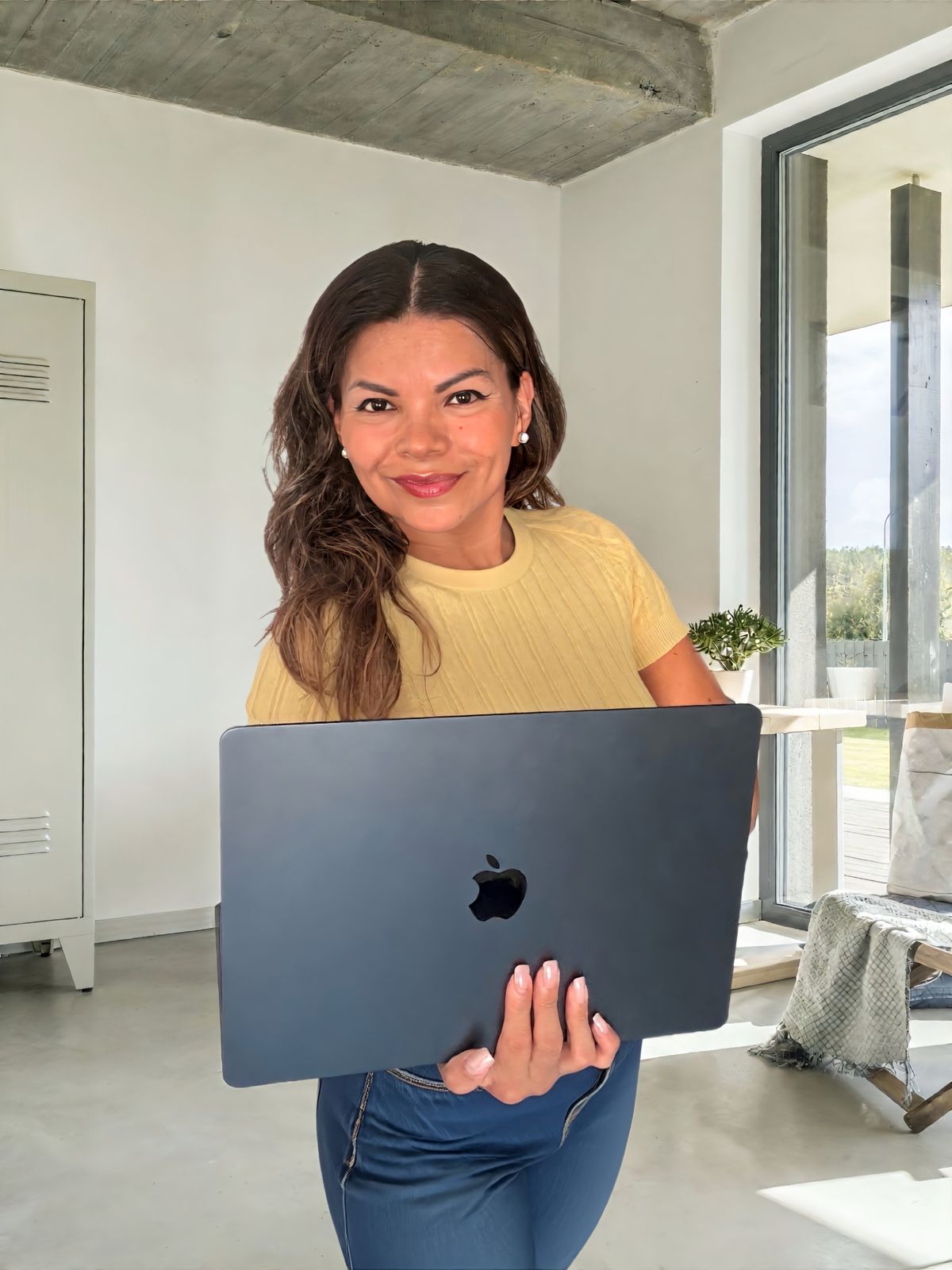 Nuria García en un espacio de trabajo luminoso durante la producción de un evento