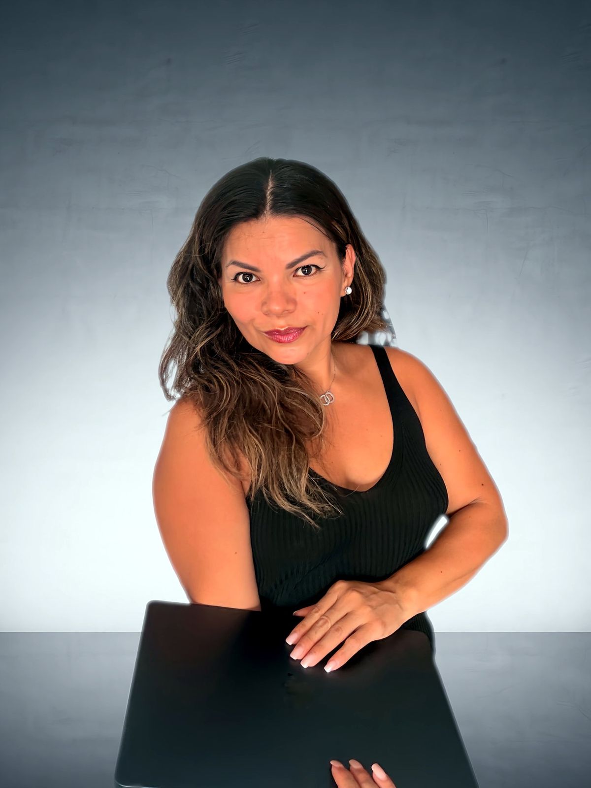 Nuria García apoyada en la mesa de coordinación de un evento