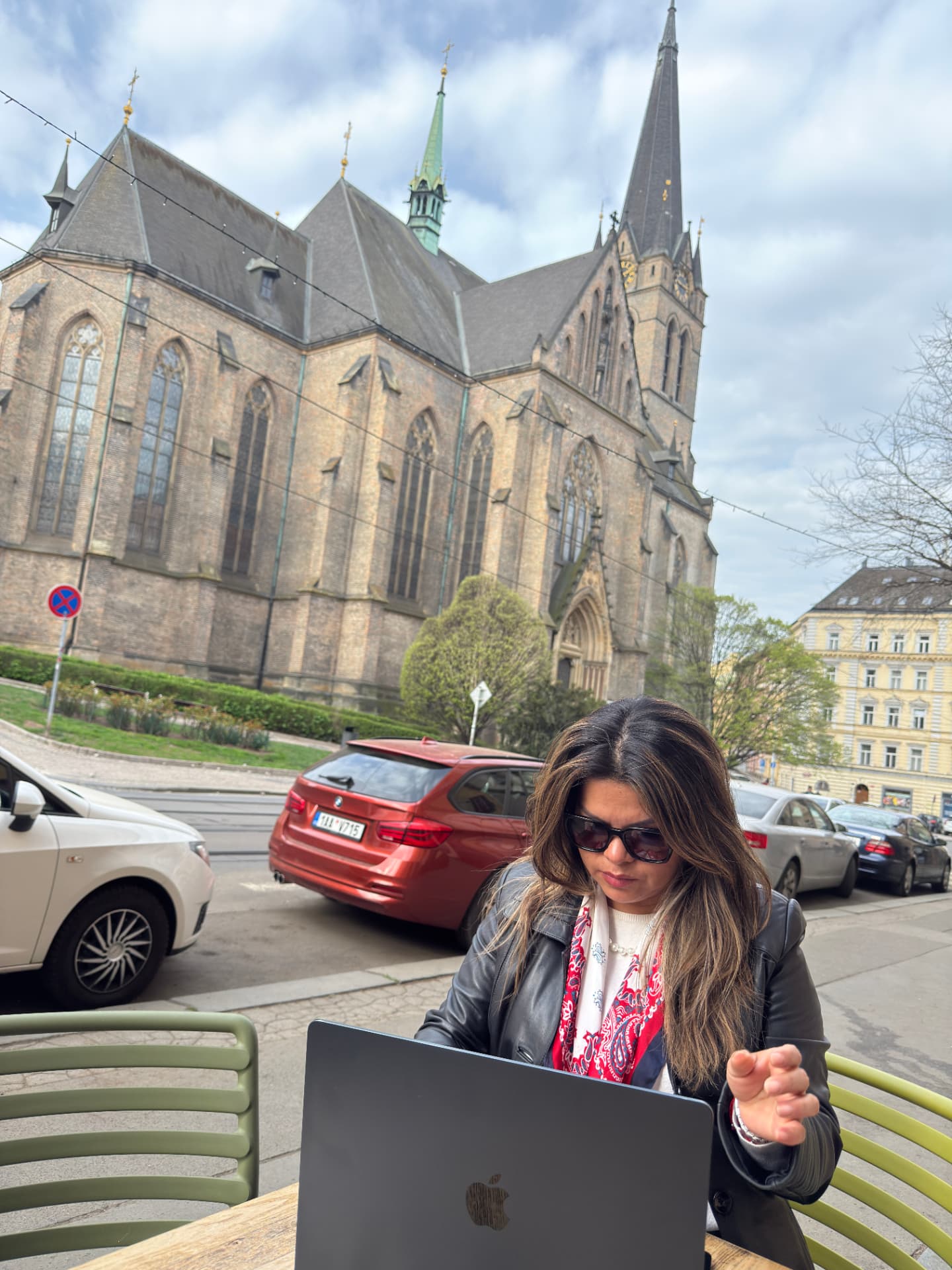 Nuria García trabajando en exteriores durante un desplazamiento profesional