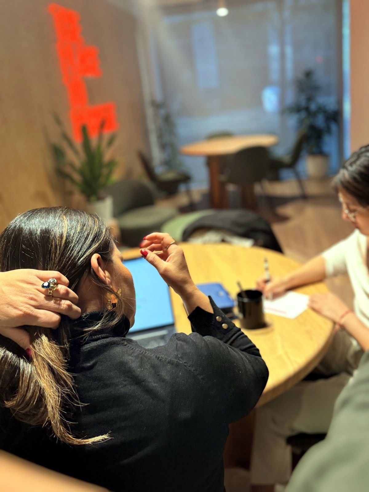 Nuria García en reunión con una clienta durante la coordinación de un evento